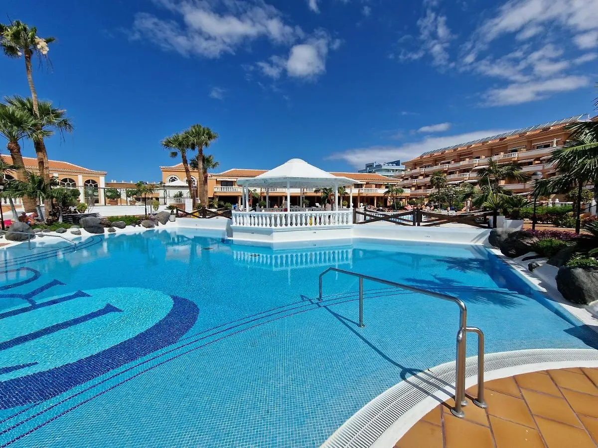 Seaside Haven: Las Vistas Apartment with Pool and Ocean Views Playa de las Americas
