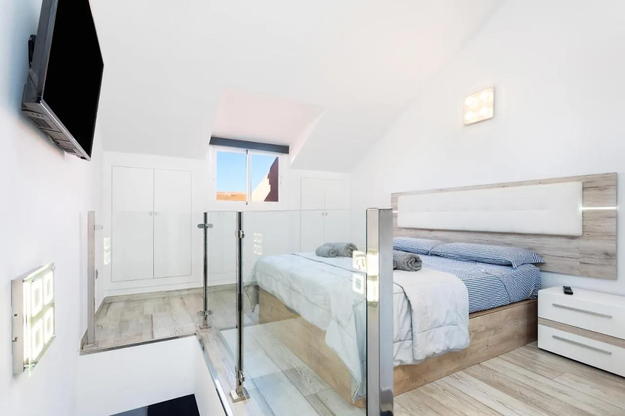 Seaside Haven: Las Vistas Apartment with Pool and Ocean Views Playa de las Americas