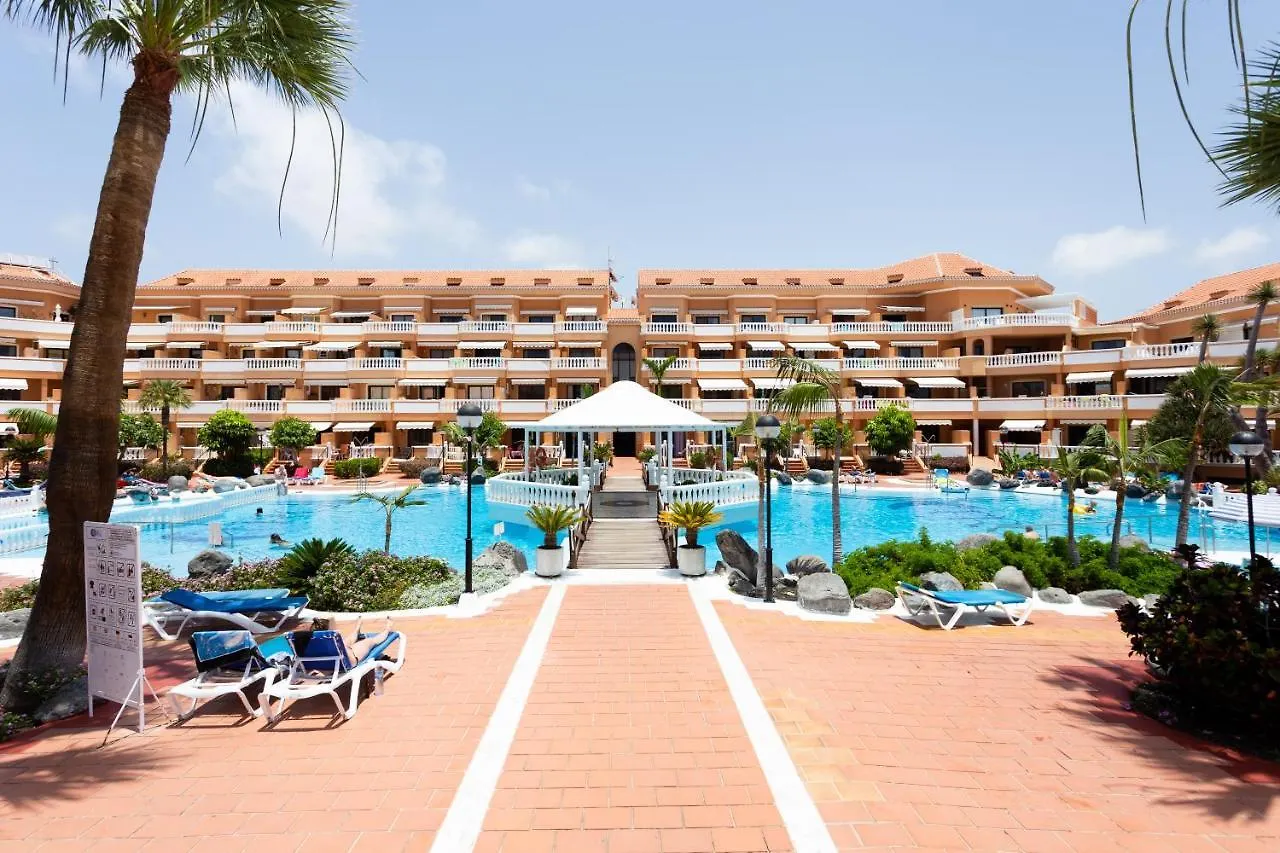 Seaside Haven: Las Vistas Apartment with Pool and Ocean Views Playa de las Americas