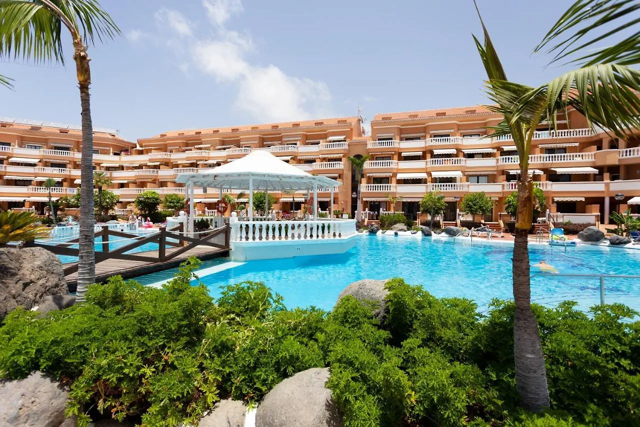 Seaside Haven: Las Vistas Apartment with Pool and Ocean Views Playa de las Americas